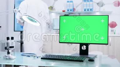 <strong>现代</strong>研究设施<strong>办公桌</strong>上绿色屏幕监视器的多利镜头
